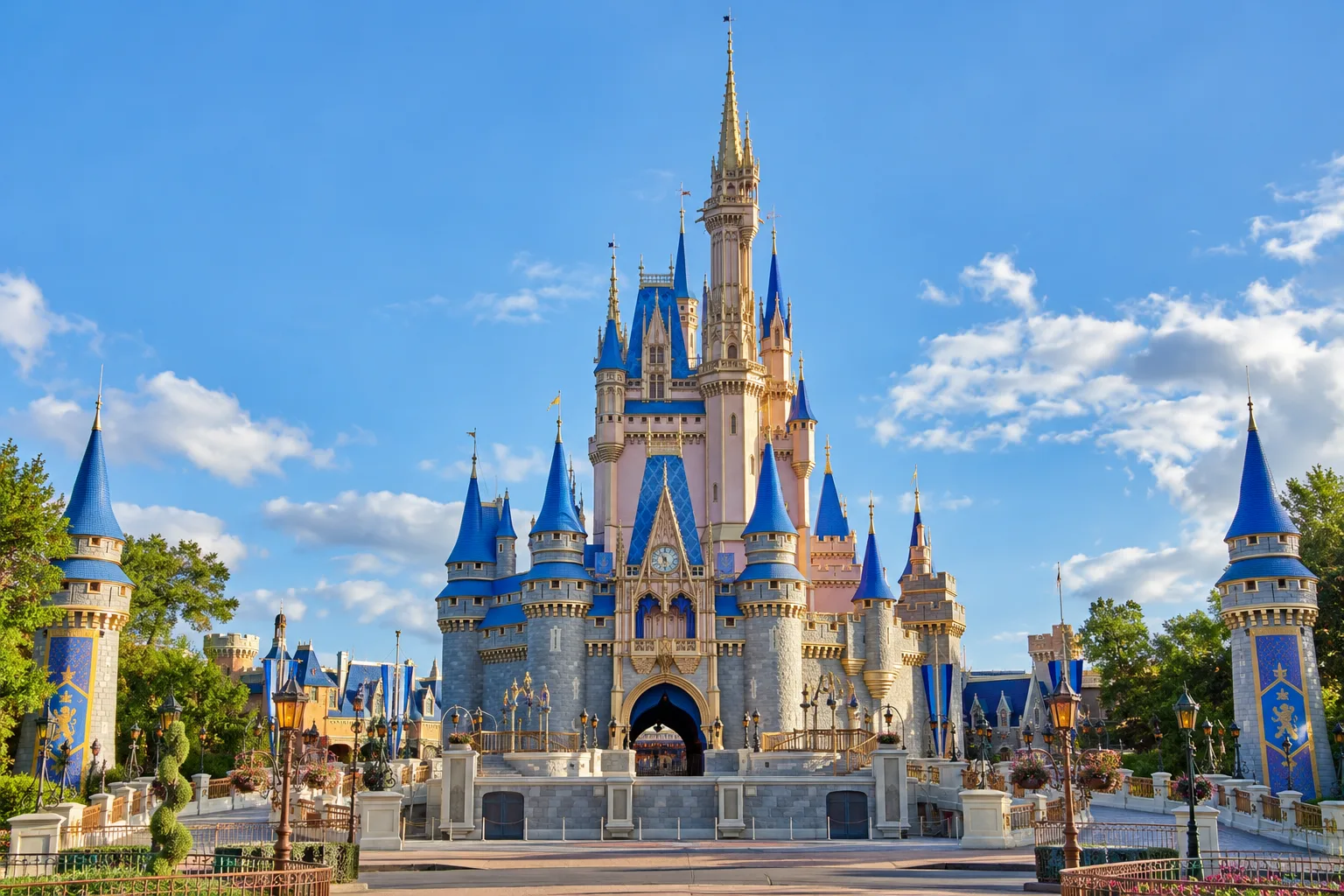 Castillo de torres azules como representación de Magic Kingdom